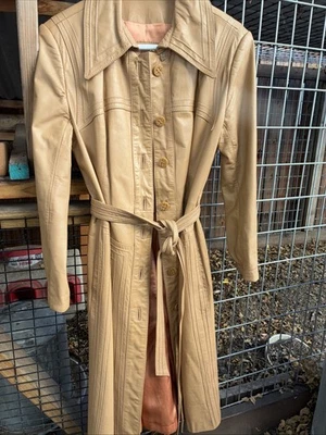 Gabardina de cuero para mujer, forrada con cinturón largo en excelente estado talla pequeña Foto 1 de 4