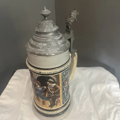 Piedra de cerveza de cerámica vintage con tapa de peltre Foto 1 de 4