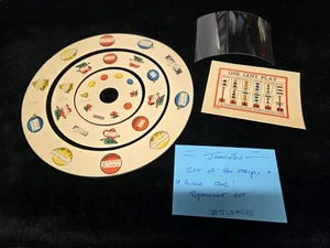  JENNINGS LITTLE DUKE FORTUNE STRIPS & AWARD CARD ANTQ SLOT MACHINE REEL STRIPS - Foto 1 di 4