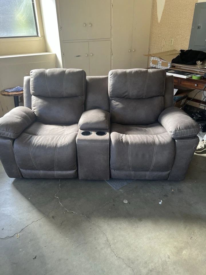 Диван откидывающийся двойной для 2 человек с подстаканником и средней консолью мебель Ashley - Изображение 1 из 4