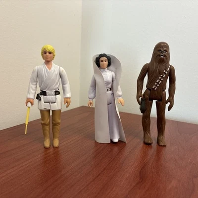 Figuras de acción retro Luke Skywalker Farmboy Princesa Leia Chewbacca Hasbro Foto 1 de 2