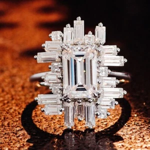 Anillo de boda de plata esterlina de 3,20 quilates con halo de moissanita corte esmeralda de último diseño - Imagen 1 de 5