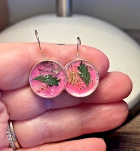 ORECCHINI TRAFORATI ROSA FATTI A MANO, , REGALO, FLOREALI, UNICI - Foto 1 di 4