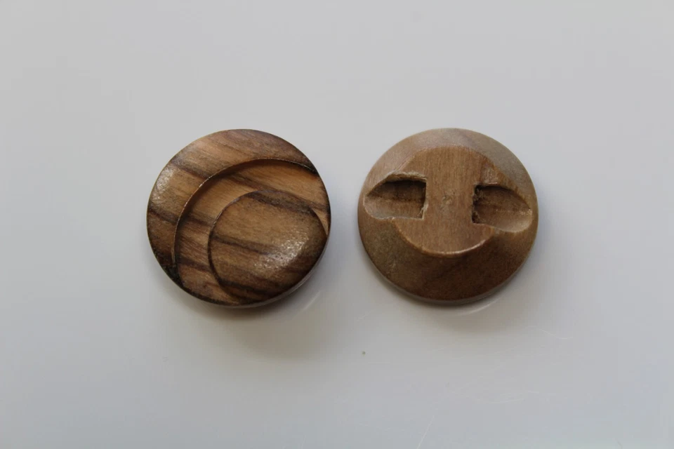 Wooden round crescent shanked button x5 18mm - Image 1 of 1