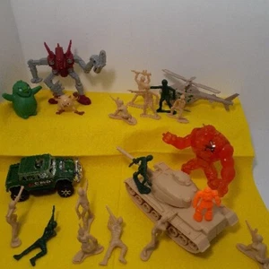 Plastic Fantasy Sci-Fi Diorama Battle Scene Army Men Monster Attack Tank Action - Picture 1 of 12
