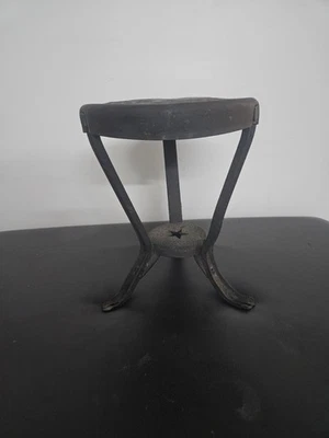 Antiguo taburete de ordeño de lácteos de hierro fundido de metal de principios de 1900 estrella cortado primitivo Foto 1 de 4