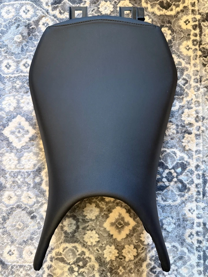 Asiento de conductor de motocicleta BMW, negro, “alto” (altura estándar de 820 mm) como nuevo Foto 1 de 4