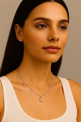 Collar de plata con dije de circonita cúbica incrustada estrella y luna de Ali & Eve Foto 1 de 3