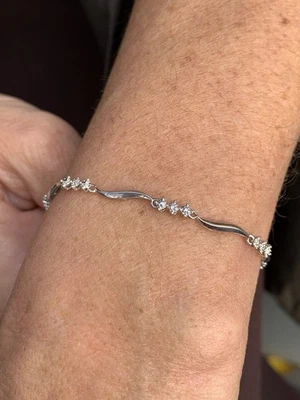 Brazalete de diamantes de oro blanco de 9 quilates Foto 1 de 4