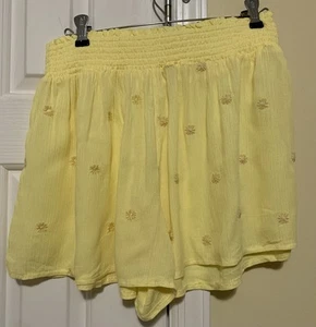 Pantaloncini corti gialli ricamati floreali pull on elastico in vita taglia large mai indossati - Foto 1 di 11