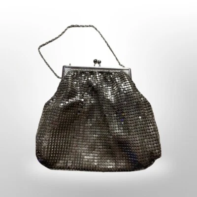 Bolsa slinky vintage de metal tom prata com alça de corrente fecho beijo 5” brilho discoteca - Imagem 1 de 4