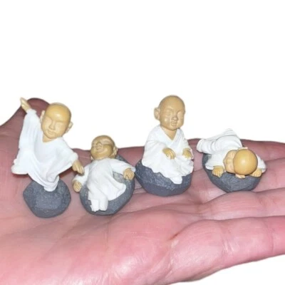"Juego de 4 mini monjes monjes Buda adornos estatua estatuillas rezando decoración del hogar 2""" Foto 1 de 4