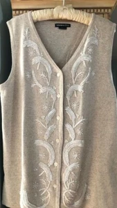 Große ärmellose beige Damen Pullover Weste mit Perlenverzierungen von Theomiles - Bild 1 von 6