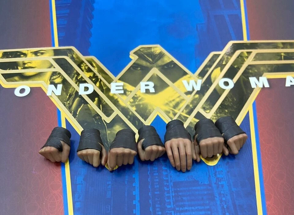 Hot Toys 1:6 Wonder Woman MMS359 Batman v Superman:Dawn of Justice Figure: Hands - Image 1 of 3