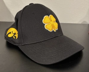 Gorra Iowa Hawkeyes negra trébol Live Lucky ajustada L/XL - Imagen 1 de 7