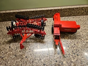 ERTL 1/16 International Folding Disc & Square Hay Baler Red Vintage - Picture 1 of 17