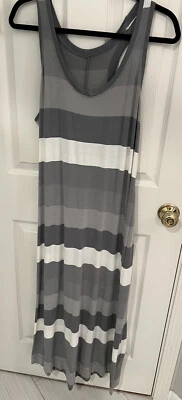 Vestido largo a rayas gris y blanco New York & Company para mujer talla grande Foto 1 de 4