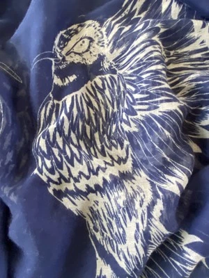 Anthropologie ~ Do Everything with Love 围巾 ~ 深蓝色白色鸟 ~ 38 英寸 X 71 — 第 1/3 张图片