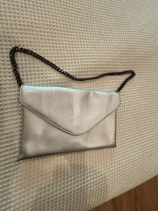 J Crew 100% Silver Leather Clutch Shoulder Bag Chain Strap Modern Worn 2X - Bild 1 von 8