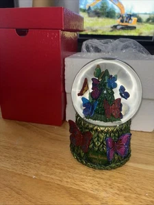 Neiman Marcus Green Butterfly In Green Glitter Snowglobe Music Box - 2014 - Picture 1 of 9