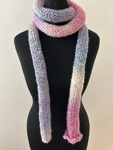 Schmaler handgestrickter Schal Spaghettitragen Accessoire in Ombre-Tönen Blau Rosa - Bild 1 von 3
