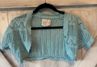 Cárdigan de verano recortado de ganchillo para niñas JUSTICIA 8/10 azul manga corta Foto 1 de 4