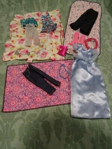 Konvolut =16 Teile, Barbie Kleidung Stiefel rosa Tasche Kleid blau Bettüberwurf  - Bild 1 von 7