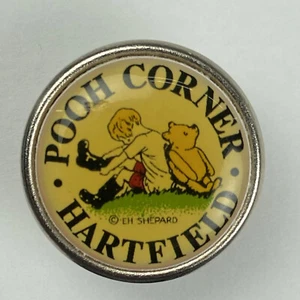 Prendedor de solapa vintage Winnie the Pooh Corner Hartfield East Sussex Vistor Center - Imagen 1 de 3