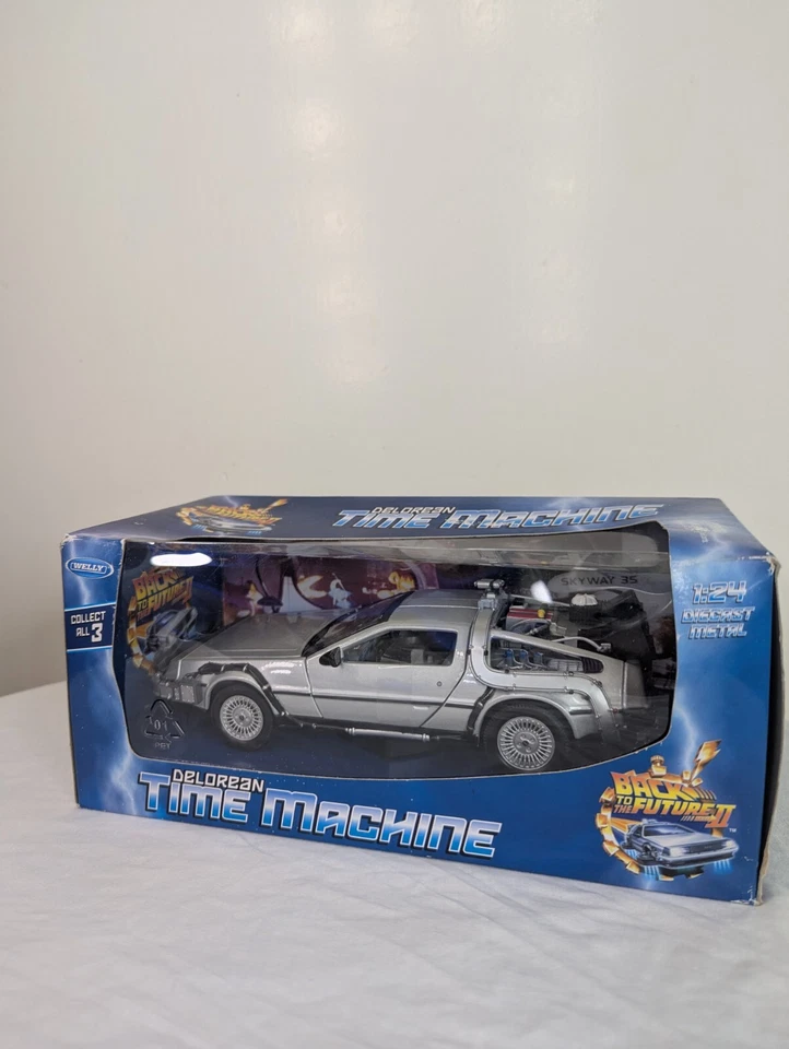 Carro de metal fundido Back To The Future Part II Welly escala 1:24 DeLorean Time Machine - Imagem 1 de 4