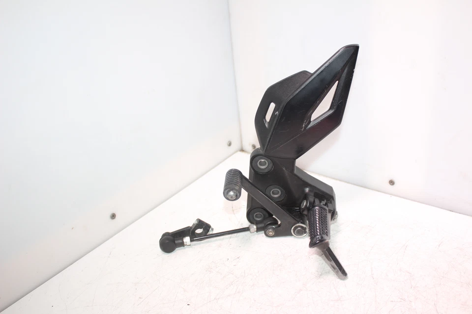 Clavija delantera izquierda 18-19 Suzuki GSXS750Z con palanca de cambios 43521-08J10 Foto 1 de 4