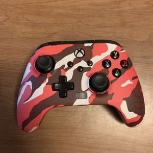 Controlador con cable mejorado PowerA para Xbox Series X/S/One - rojo camuflaje - Imagen 1 de 5