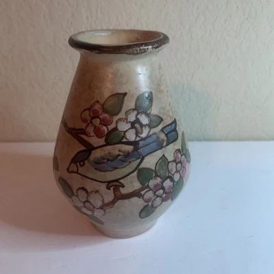 Jarrón con motivo de flor y pájaro Foto 1 de 4