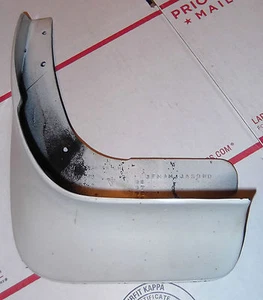 Guardabarros trasero para conductor Oldsmobile Cutlass LH protector contra salpicaduras guardabarros blanco 1999 OEM - Imagen 1 de 6
