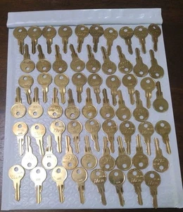 Near 1 lb POUND LOT OF Clean BRASS KEYS FOR REPLACEMENT CRAFTS ILCO Made In Usa - Picture 1 of 4