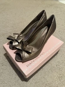 Bandolino Size 8 Bronze Metallic Leather Peep Toe 'BDHover' Bow Heels W/ Box - Picture 1 of 7