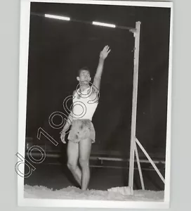 Atleta Prepara COMPETITIVO SALTO IN ALTO Vintage 1961 Foto Stampa Sportiva - Foto 1 di 2