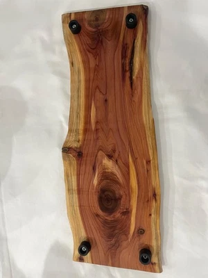 Pequeña tabla de cortar/charcutería de madera dura hecha a mano superficie de grado alimenticio de cedro Foto 1 de 4