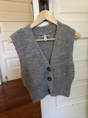 Urban Outfitters Paige Gray Textured Knit Sleeveless Button Crop Sweater Vest XS - Image 1 of 3