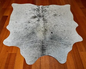 A Soft Black Peppering Over White - Una alfombra de cuero de vaca premium Speckle Park - Imagen 1 de 8