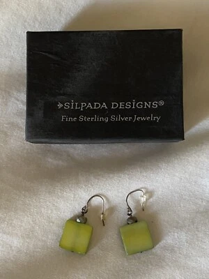 SILPADA W1134 СЕРЕБРО 925 ЗЕЛЕНЫЙ КВАДРАТНЫЙ ШВАБРА ПИРИТ СЕРЬГИ ~ подписанный - Изображение 1 из 2