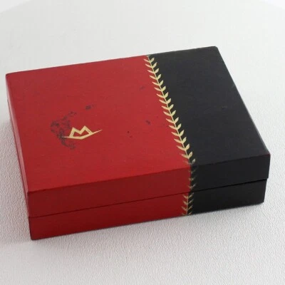 Caixa de apresentação Movado vintage vermelha e preta de madeira - Imagem 1 de 4