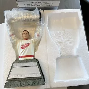 2003-04 UD Classic Portraits Terry Sawchuk Stanley Cup Champions Modellino Busto NUOVO - Foto 1 di 5