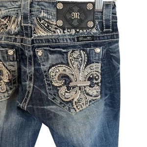 Pantalones de mezclilla Miss Me para mujer embellecidos con bolsillo JE8031SBL PEDRERÍA corte boot talla 28X33 - Imagen 1 de 8