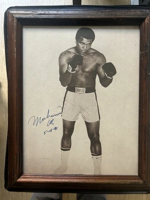 Muhammad Ali ~ Signed Autographed Vintage Everlast Boxing Photo - Image 1 of 3