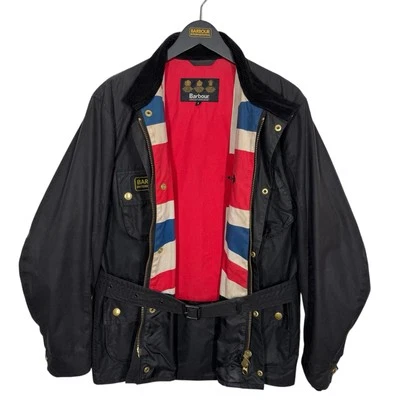 Jaqueta de cera Barbour International A34 Union Jack masculina pequena preta bandeira de motociclista - Imagem 1 de 4