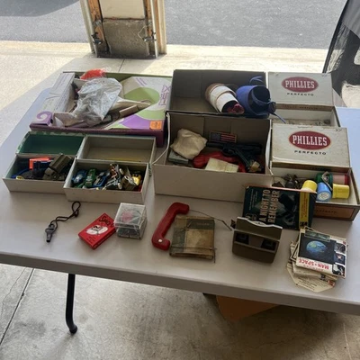 Lote de juguetes vintage años 60 coches View-Master pistola silbato espacio recuerdos mixtos Foto 1 de 4