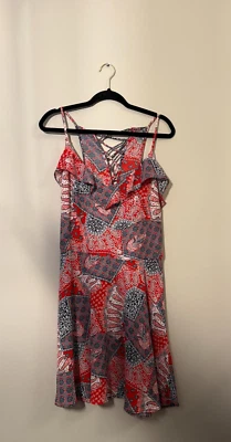 Charlotte Russe 红色白色蓝色佩斯利图案连衣裙,带绑带,尺寸 XL — 第 1/4 张图片