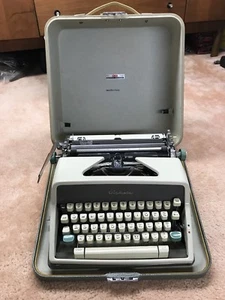 Olympia De Luxe Mechanical Typewriter 1962 Western Germany - Picture 1 of 10
