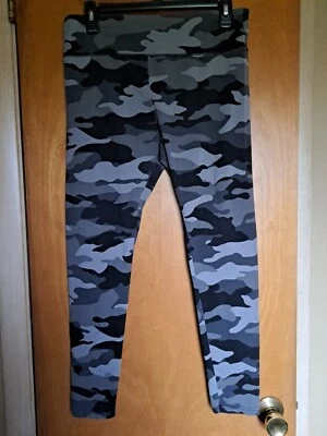 Leggings de camuflaje grises y negros para mujer. Talla L. Foto 1 de 4