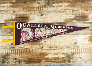 Ogallala, Nebraska Heimat der Sioux Indianer - Vintage 26" langer Filz Wimpel - Bild 1 von 1